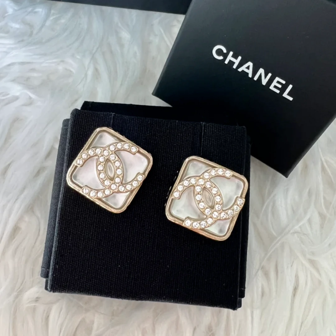 未使用 Chanel/香奈儿 白色菱形方块双C满钻耳钉 03478