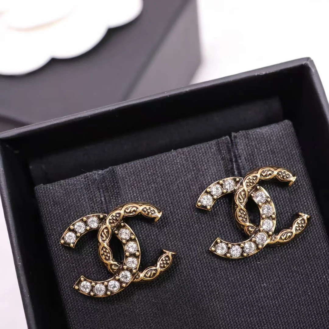 全新未使用 Chanel/香奈儿 24a复古金半钻半浮雕双C耳钉 05974