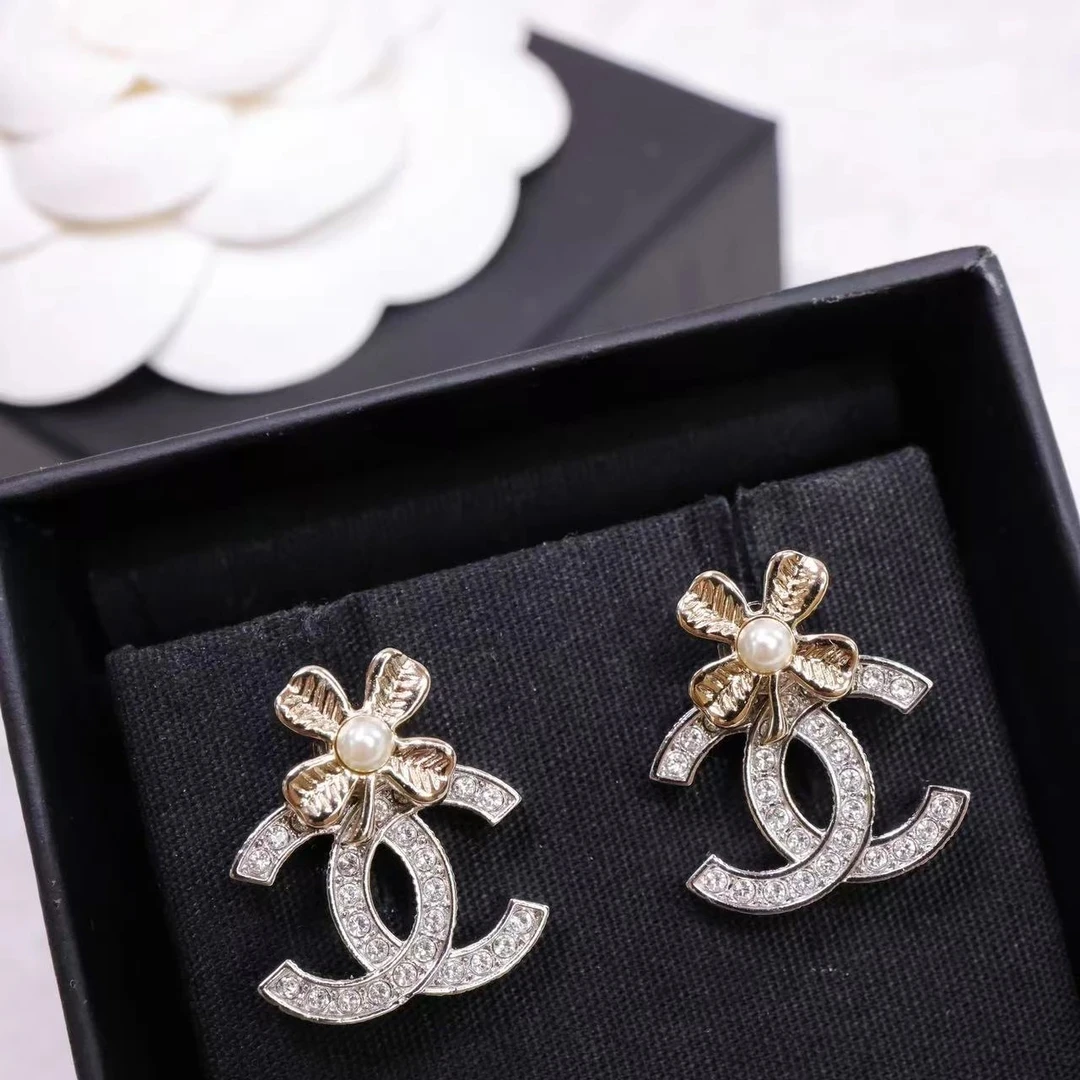 全新未使用 Chanel/香奈儿 24K四叶草银色满钻双c耳钉 05976