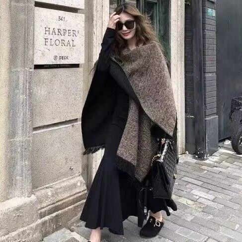 小君君 慵懒氛围感 时髦咖色小香羊毛斗篷披肩外套女秋新款布兰妮