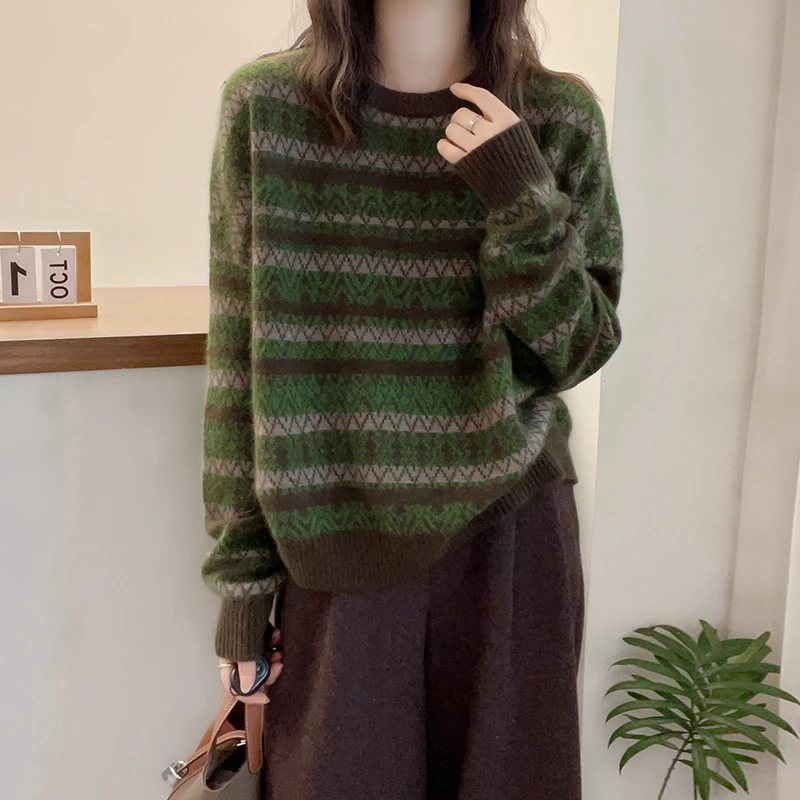 高级感气质2025秋冬女装减龄软糯提花毛衣宽松圆领浣熊绒针织衫