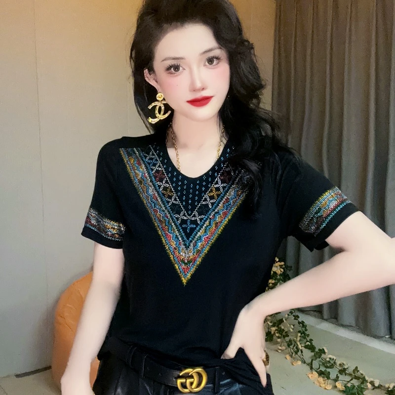 【重磅新款】新款民族V型彩钻时尚小衫重工烫钻修身打底衫短袖女装