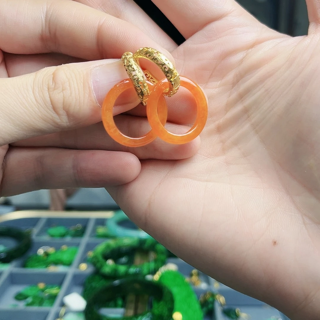 翡翠颈饰未镶嵌耳饰