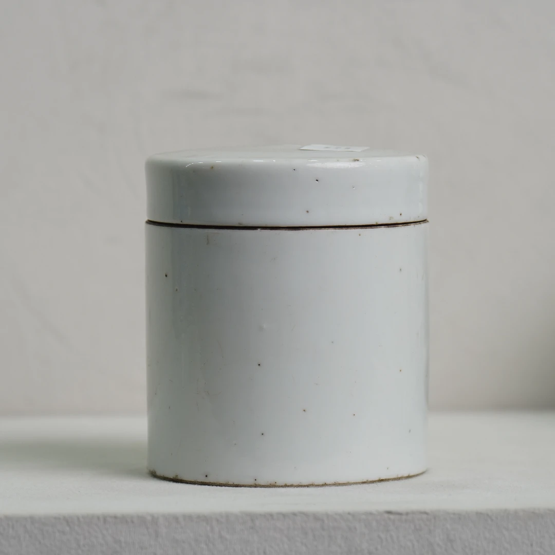 【晚清】白釉无纹饰盖罐