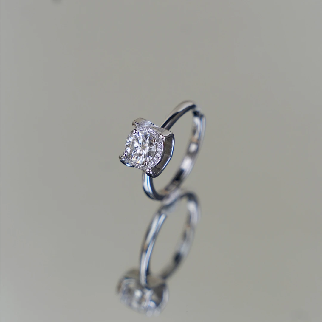 925银莫桑石戒指 B-040胖妹妹大码时尚经典活口一克拉牛头款戒指