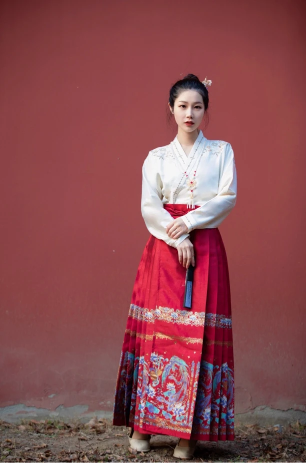 凤凰于飞日常汉元素高端古风缎面织金仿妆花明制新中式重工马面裙