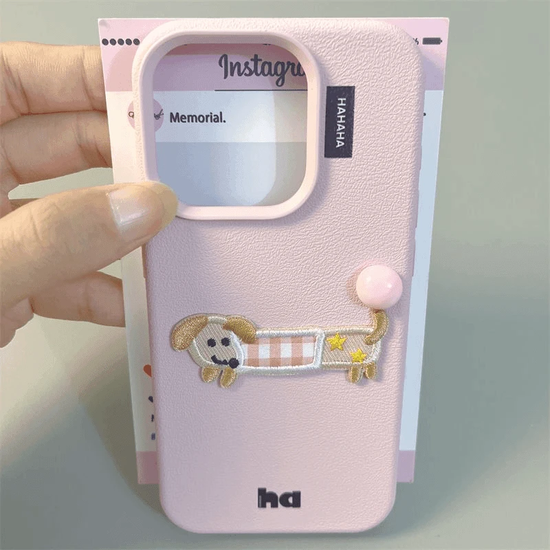 SMBLCE立体M豆腊肠狗适用iPhone15/14荔枝纹13手机壳苹果12套11女