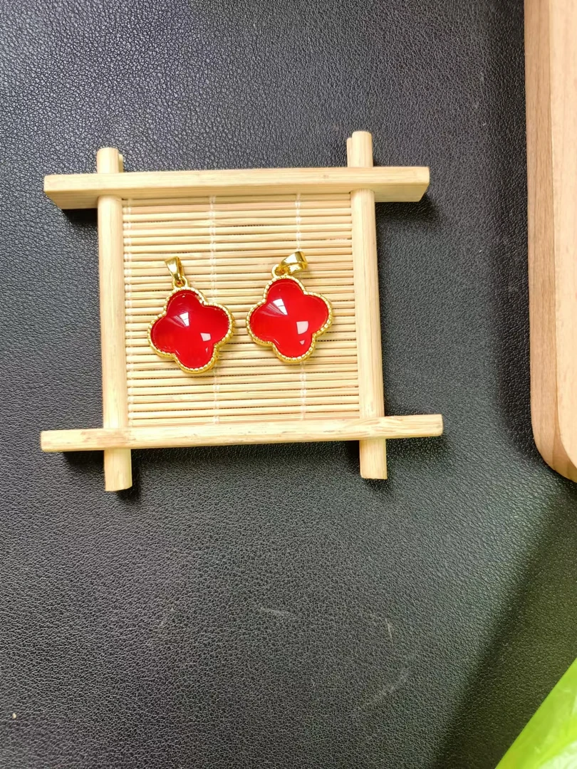 【耀华珠宝】玛瑙/玉髓四叶草小吊坠送皮绳颜色多样性发货拍一发一