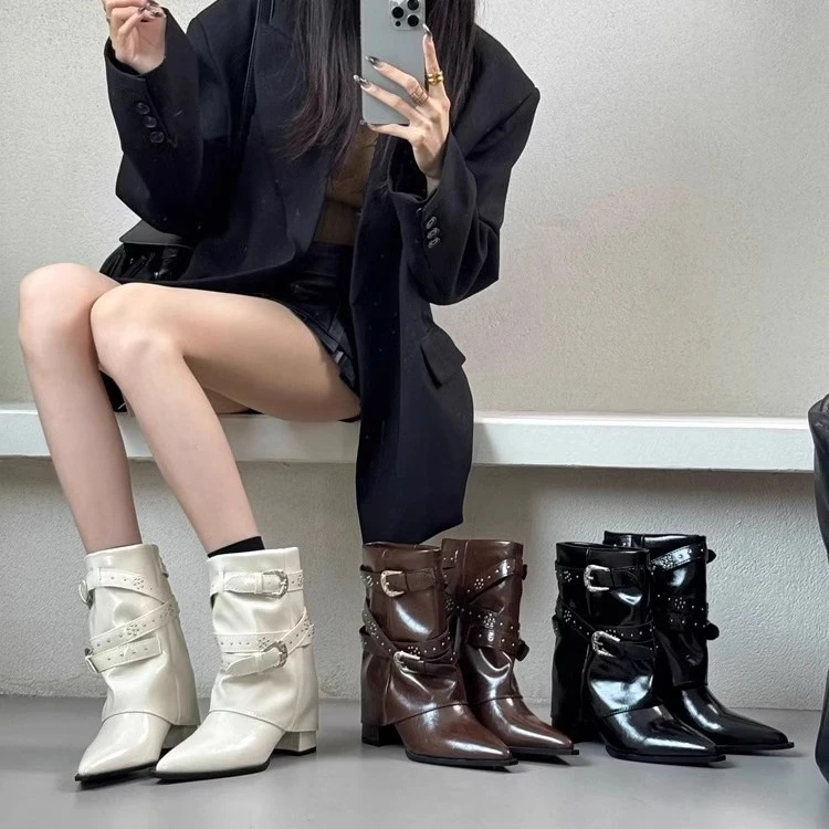 精致时髦尖头裤管靴女2024秋冬新款气质显瘦优雅皮带扣时装短筒靴