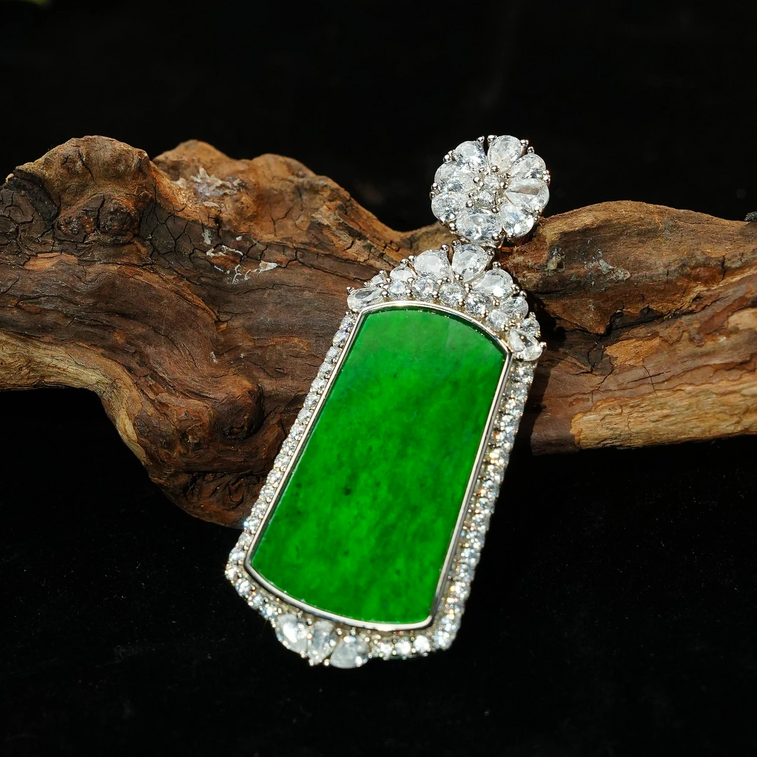 L*老坑A货辣绿小美人翡翠T形无事牌吊坠-多样性发货@FLF72120101@