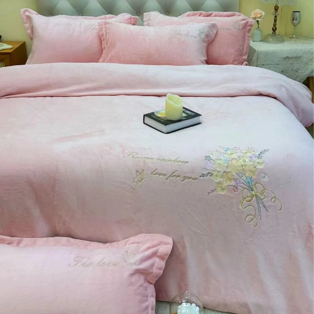 【高货清仓纯色牛奶绒绣花四件套-花语粉