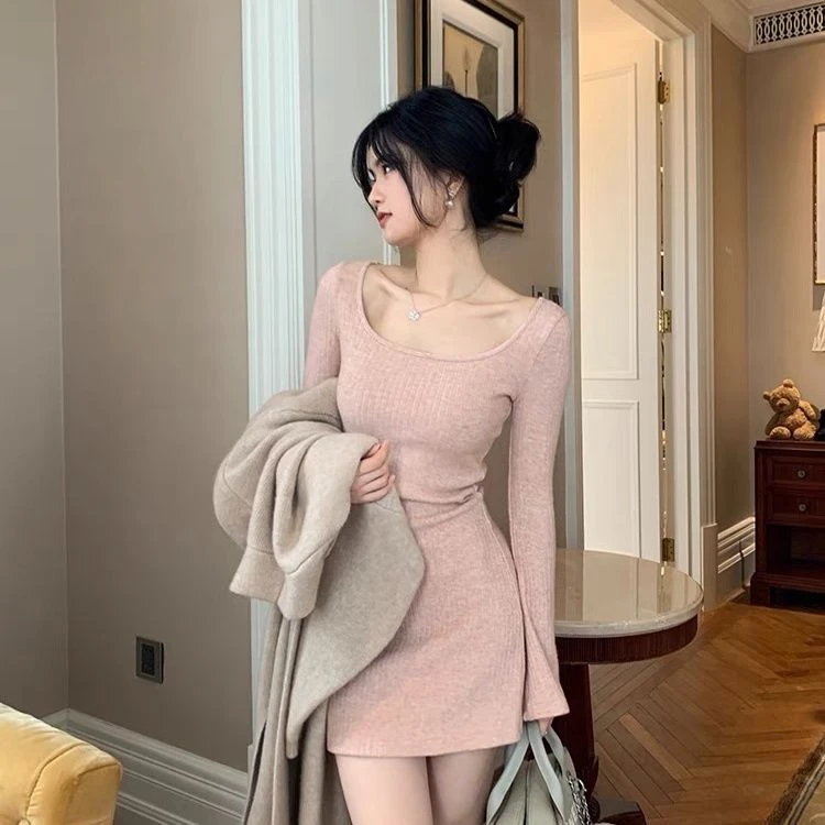 2023年秋冬季新款天菜内搭方领喇叭袖针织连衣裙短裙女简约通勤