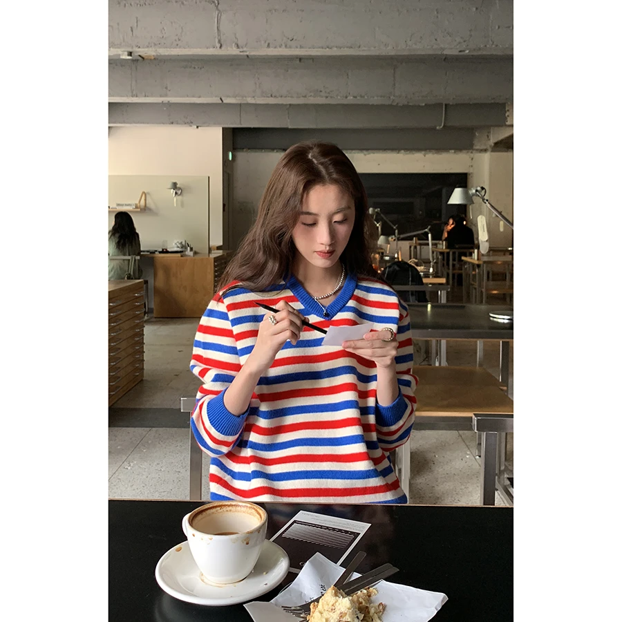 HelloooEat 【清仓】韩版爱心刺绣撞色条纹针织上衣EM0089