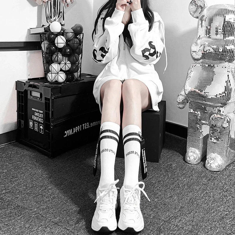 配鲨鱼裤的袜子女中筒袜外穿潮春秋纯棉长袜运动条纹长款jk袜配饰