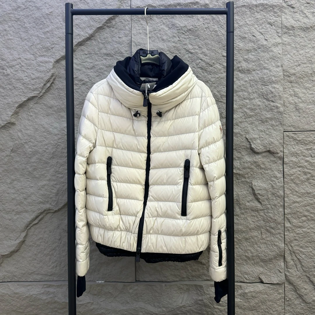 Moncler/盟可睐/白色羽绒服 2码 99新 GM000181