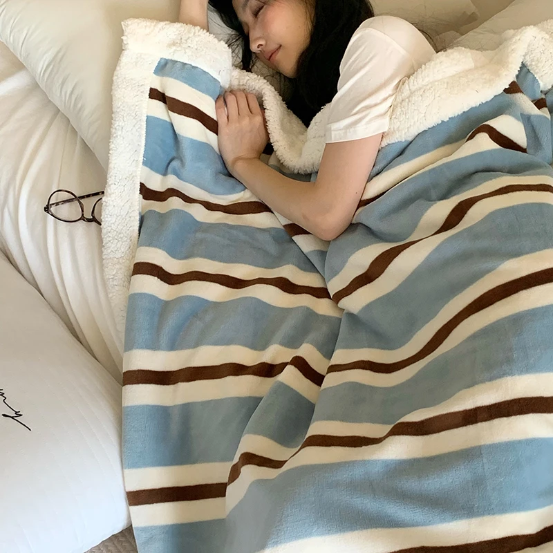 本世家纺 2024新款亲肤羊羔绒毛毯条纹系列多功能午睡盖毯