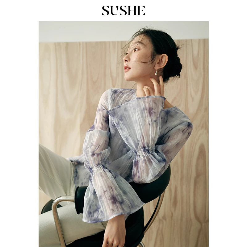 束皙SUSHE光泽感花卉晕染碎花新款松紧打揽喇叭袖时尚雪纺衫女