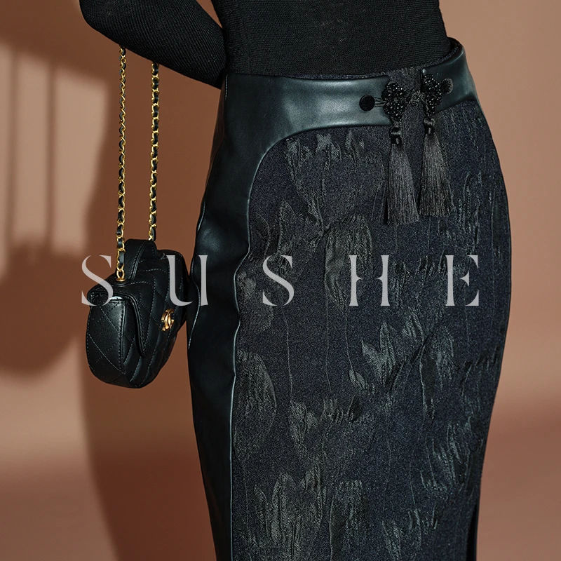 束皙SUSHE简雅国韵手工装饰盘扣中式包臀裙黑色显瘦半身裙女春