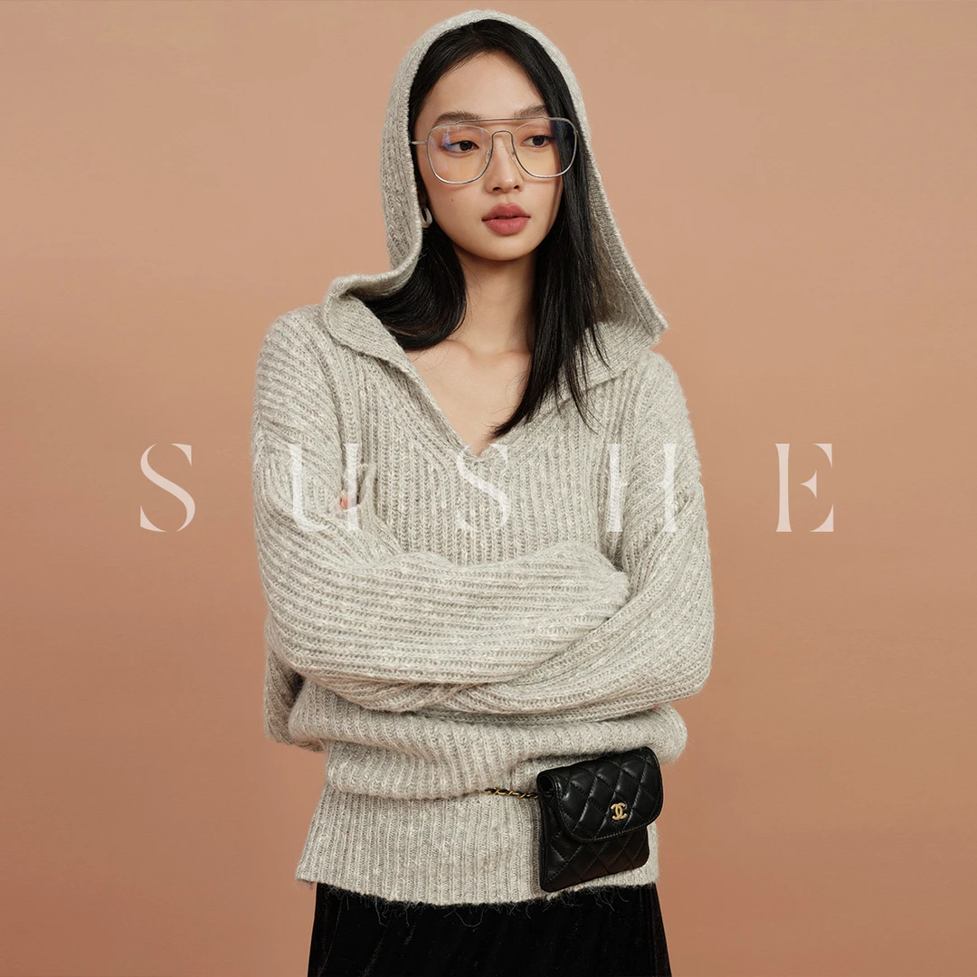 束皙SUSHE简约灰色兜帽慵懒风宽松利落粗棒秋冬坑条热力感毛衣春