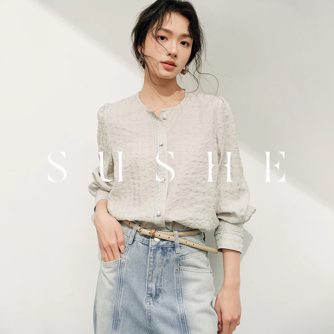 束皙SUSHE格雷系白色正肩泡泡袖银丝装饰花边织带暗纹衬衫女夏