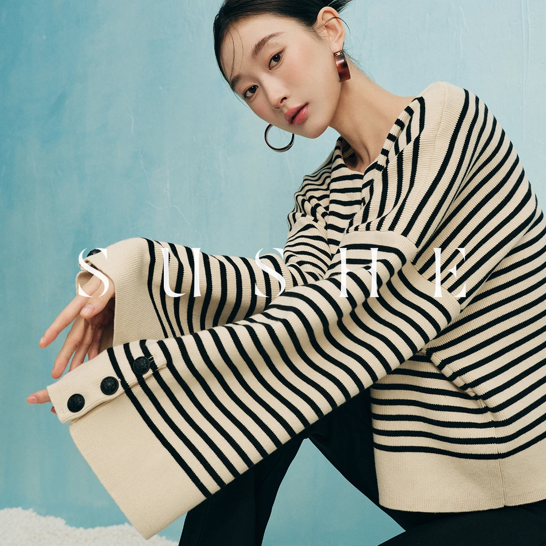 束皙SUSHE截短式V领设计感套头经典黑白配条纹宽袖针织毛衣女夏