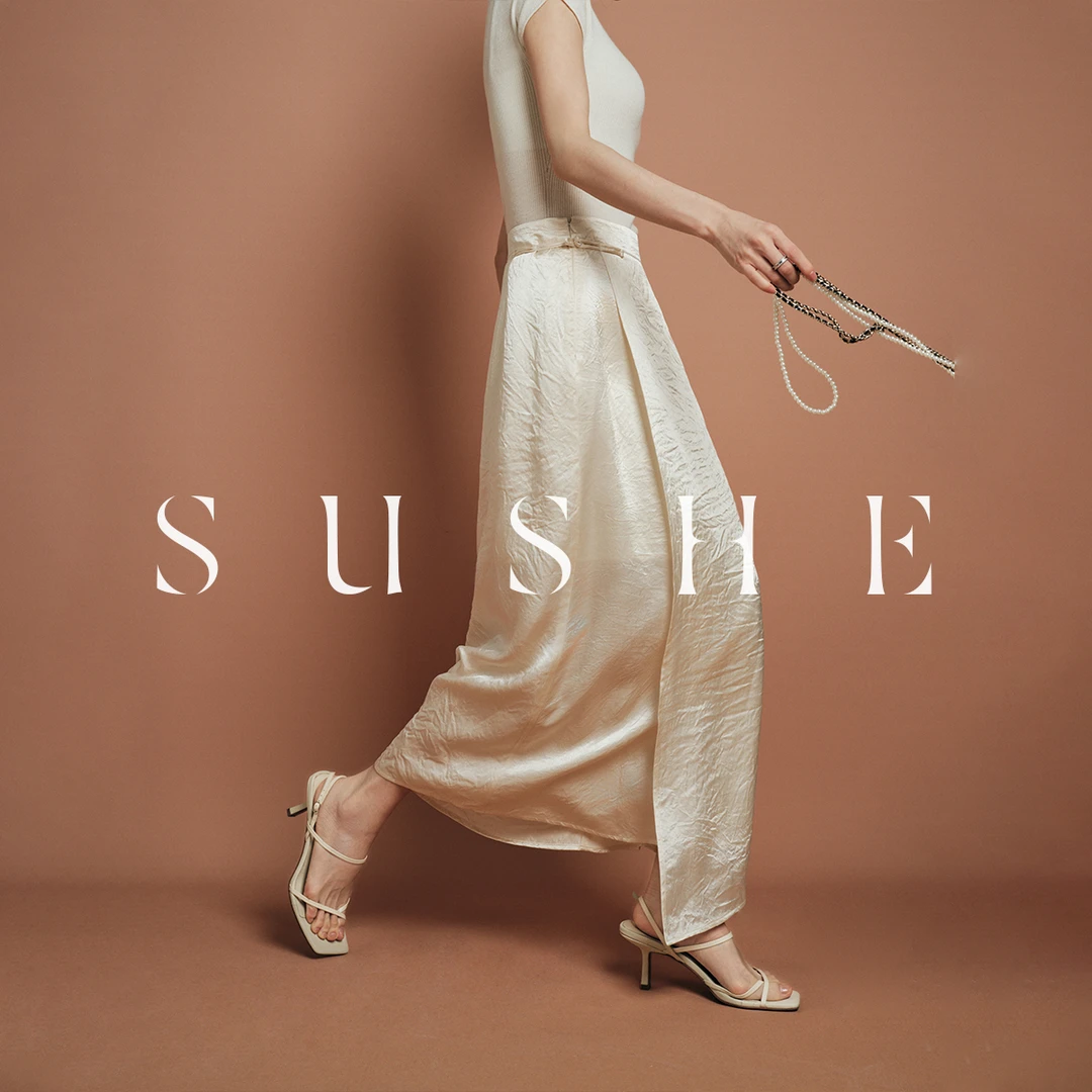 束皙SUSHE改良白色侧腰一字盘扣丝光前开叉叠片式夏季半身裙女