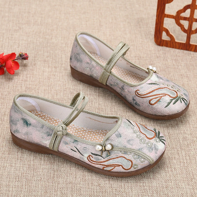 老北京布鞋女透气浅口妈妈鞋中老年软底防滑民族风绣花平底单鞋