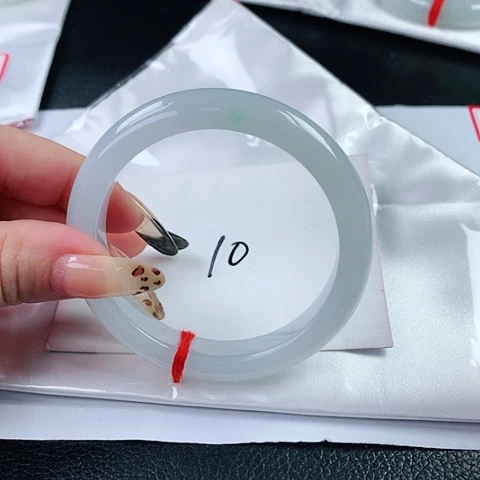 翡翠手镯未镶嵌正圈