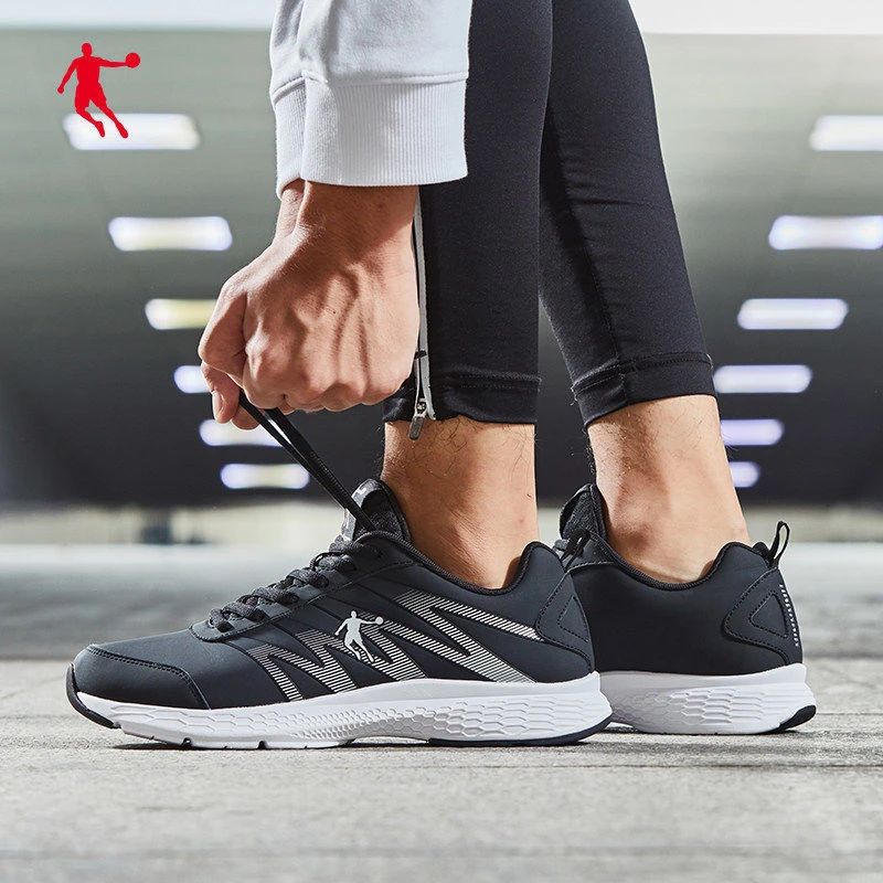 【乔丹-驰雨】2025秋冬新款爆款运动鞋革面防水轻便黑色跑鞋男女款