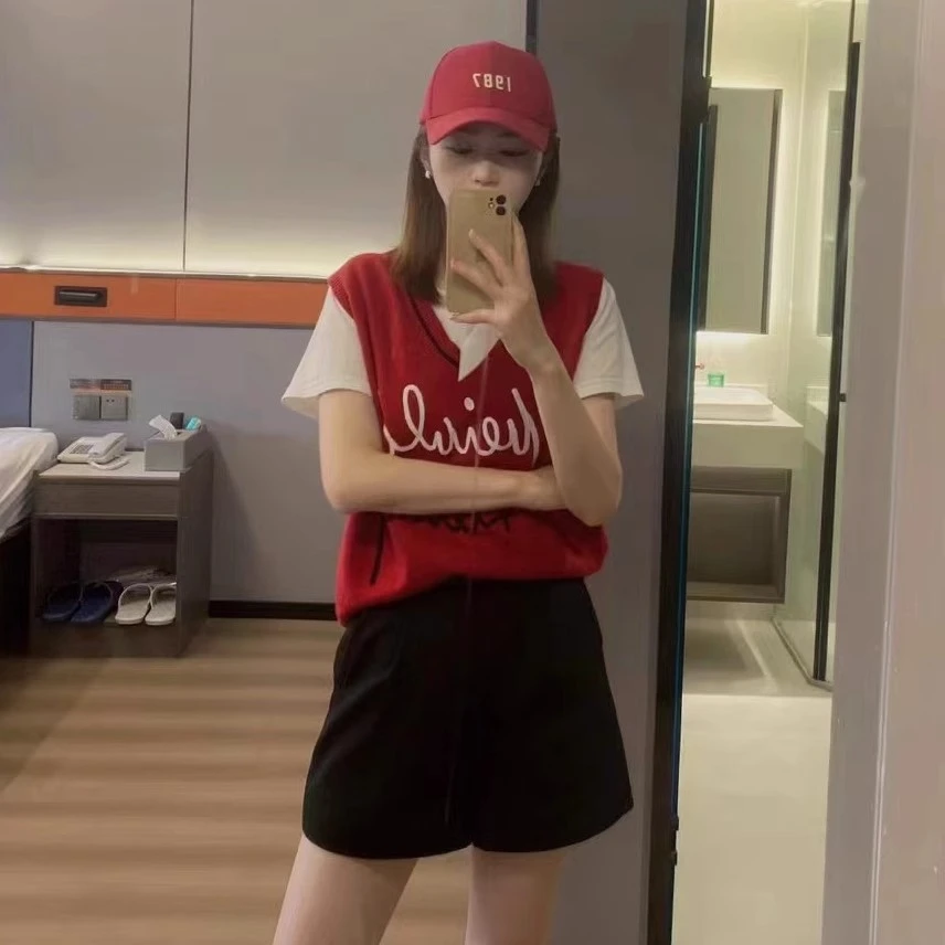 朵以2024秋季新款学院风复古少女撞色V领宽松毛织马甲38DQ531127