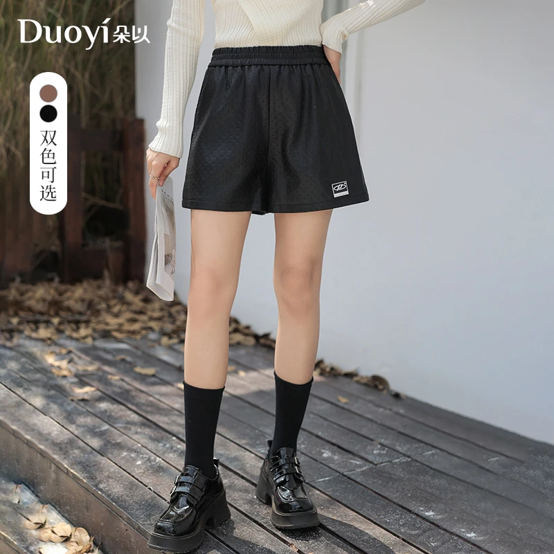 朵以2024冬季新款高街休闲运动压花PU皮短裤高腰皮裤女38DD233005