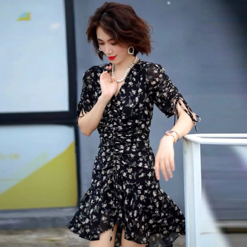 修身黑色碎花连衣裙女夏季新款法式收腰显瘦V领短款裙子 8069#