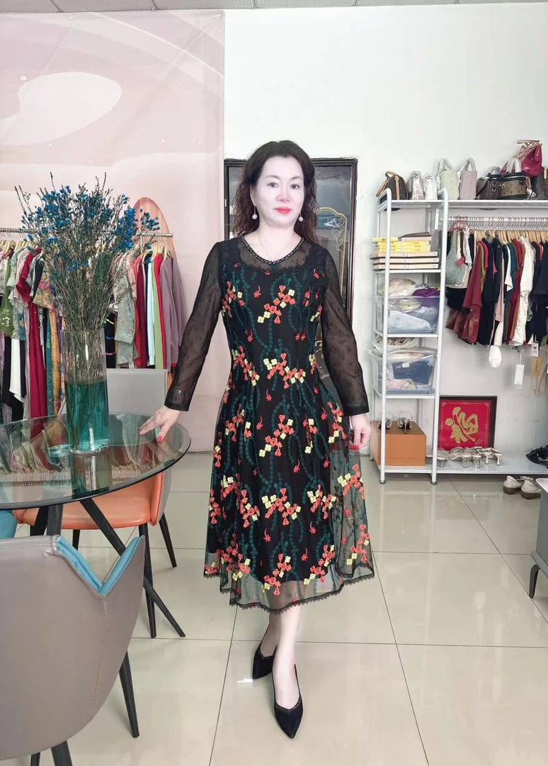 高端台湾纱2024新款气质奢华外出穿搭中年妈妈连衣裙女