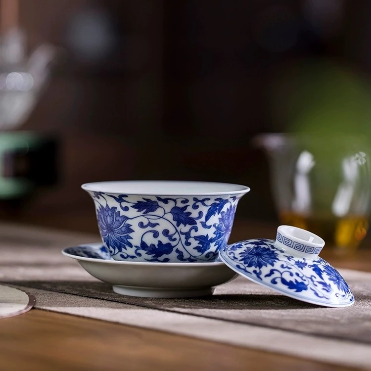 青花点工缠枝莲盖碗