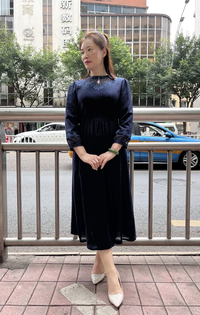 电脑绣花、手工穿珠、高品质莱赛尔钎维面料，直身收腰显瘦连衣裙