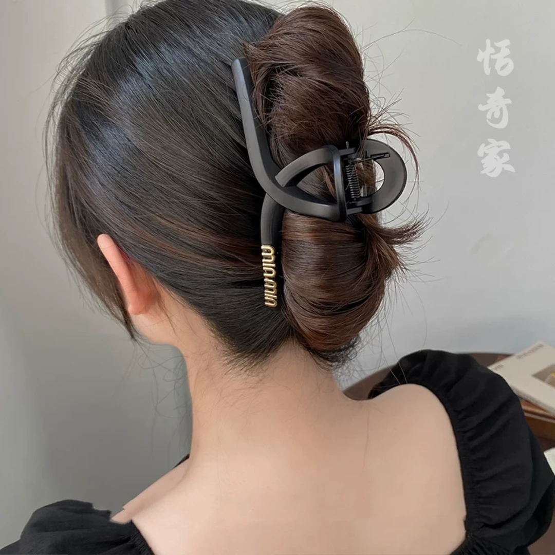 恬奇家6451“mimi抓夹”磨砂字母亚克力发夹女2023新款后脑勺抓夹