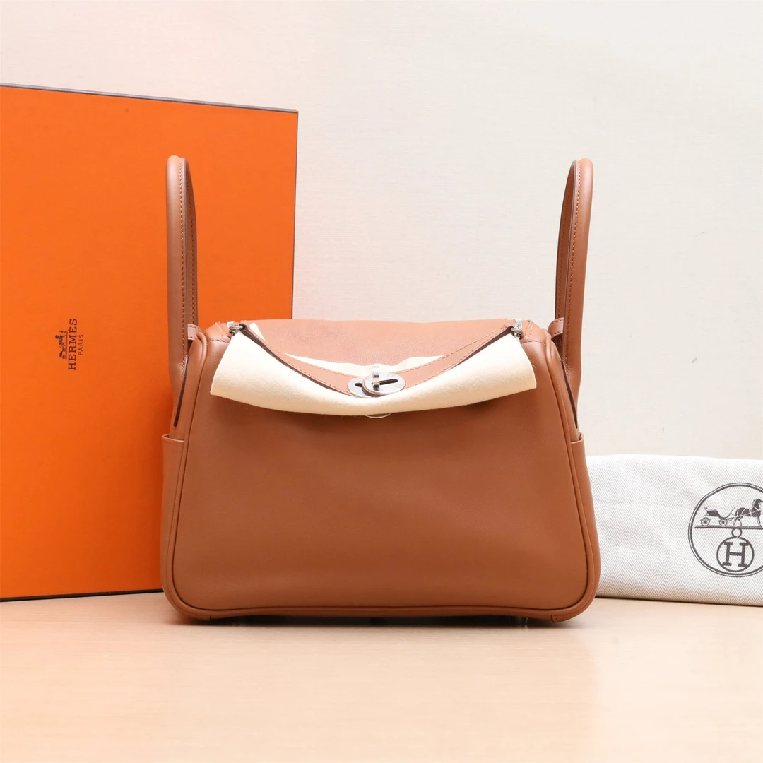 99新 Hermes/爱马仕 小花6枫Lindy 26 金棕色 Swift皮 C刻 银扣包