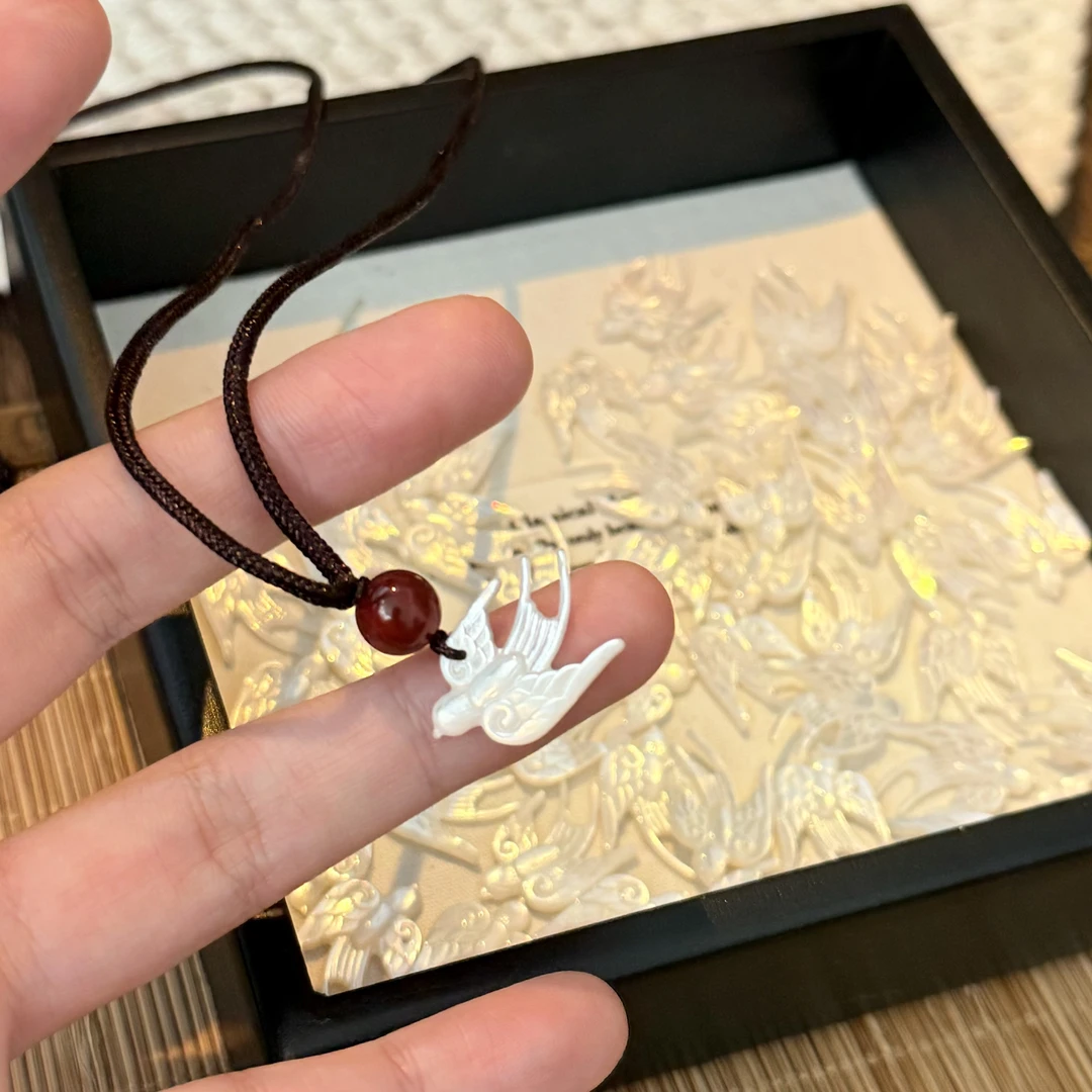 天使白小飞燕 深海贝母项链 简约日常温柔秋冬毛衣链女