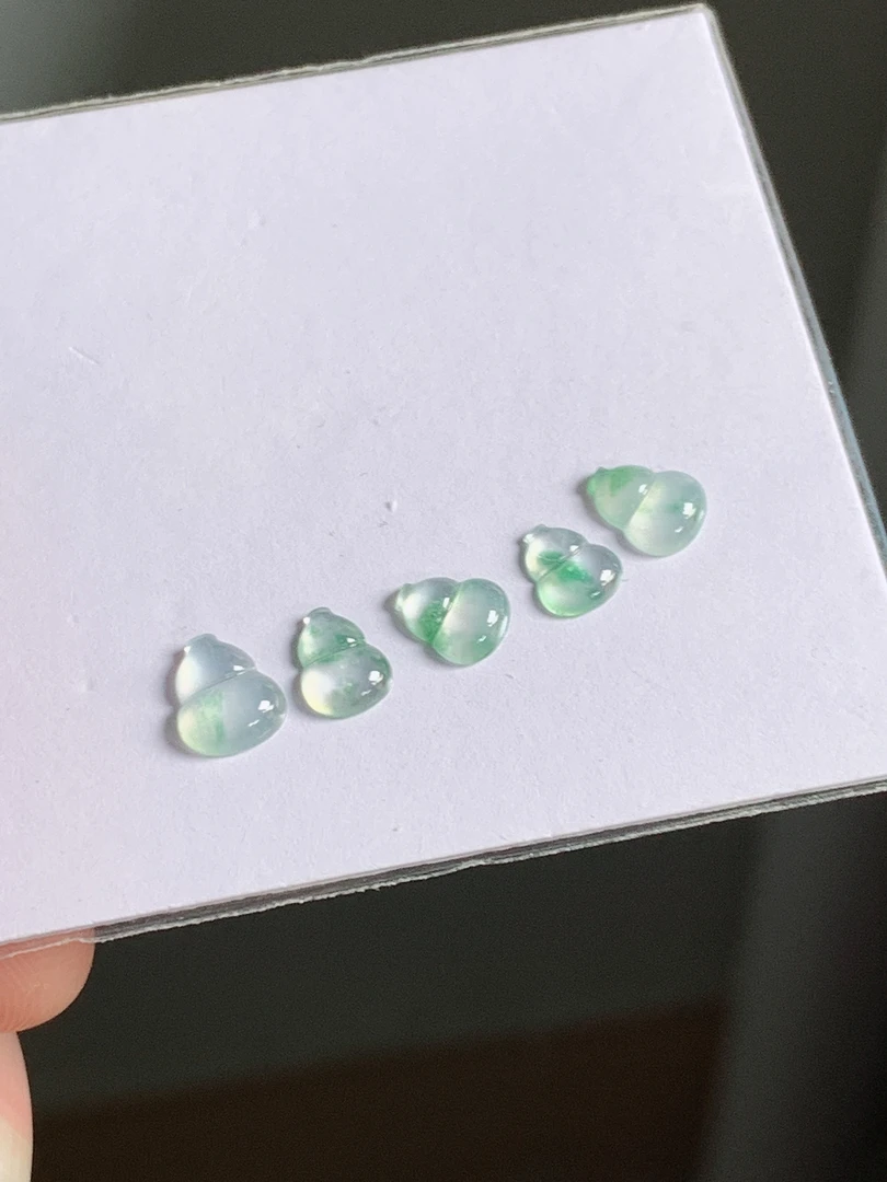 天然缅甸翡翠A货冰飘花葫芦镶嵌件一手，尺寸7.1*6.3*2