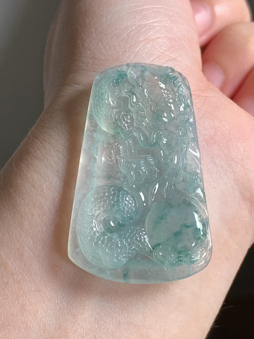 天然缅甸翡翠A货冰种飘花精雕龙牌挂件，尺寸43.2*26.7*4.7