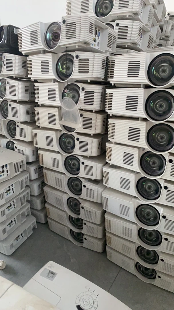 品牌投影仪 教育培训看电影首选