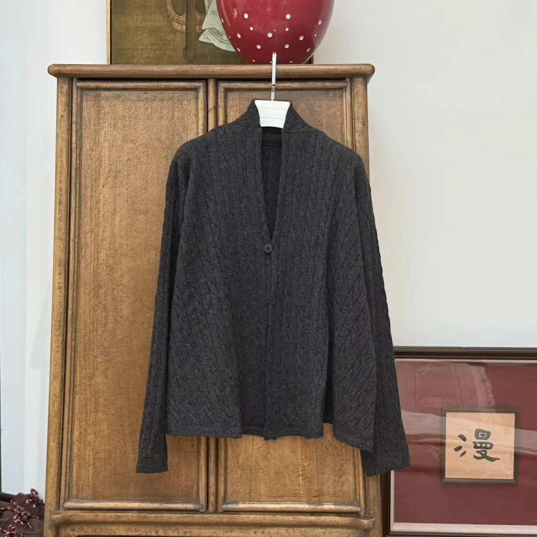 漫颜刘2024秋冬新品羊绒绞花灰色针织开衫立领长袖一粒扣宽松外套
