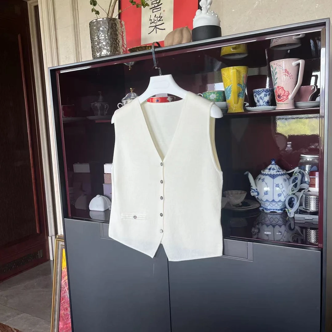 漫颜刘2024秋季新品48支绵羊毛针织马甲V领无袖休闲单排扣上衣