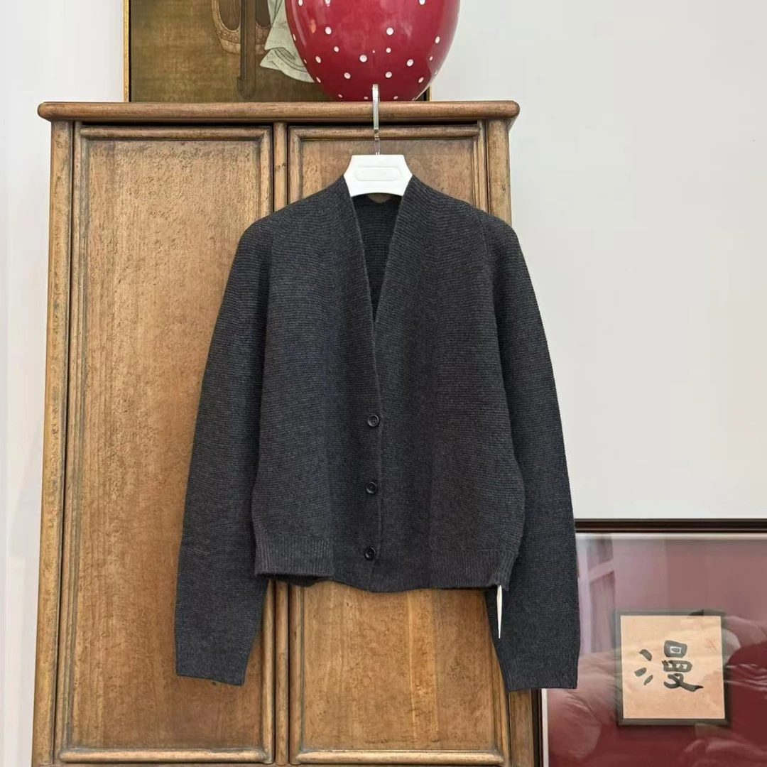 漫颜刘2024秋冬新品羊绒针织开衫大V领长袖单排扣纯色针织白毛衣