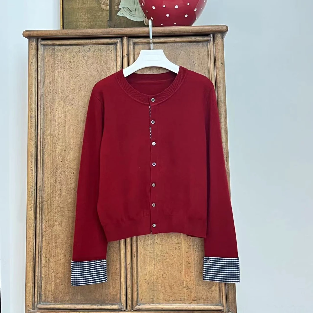 漫颜刘2024年秋季新款羊毛红色针织衫格子袖口拼接圆领针织开衫