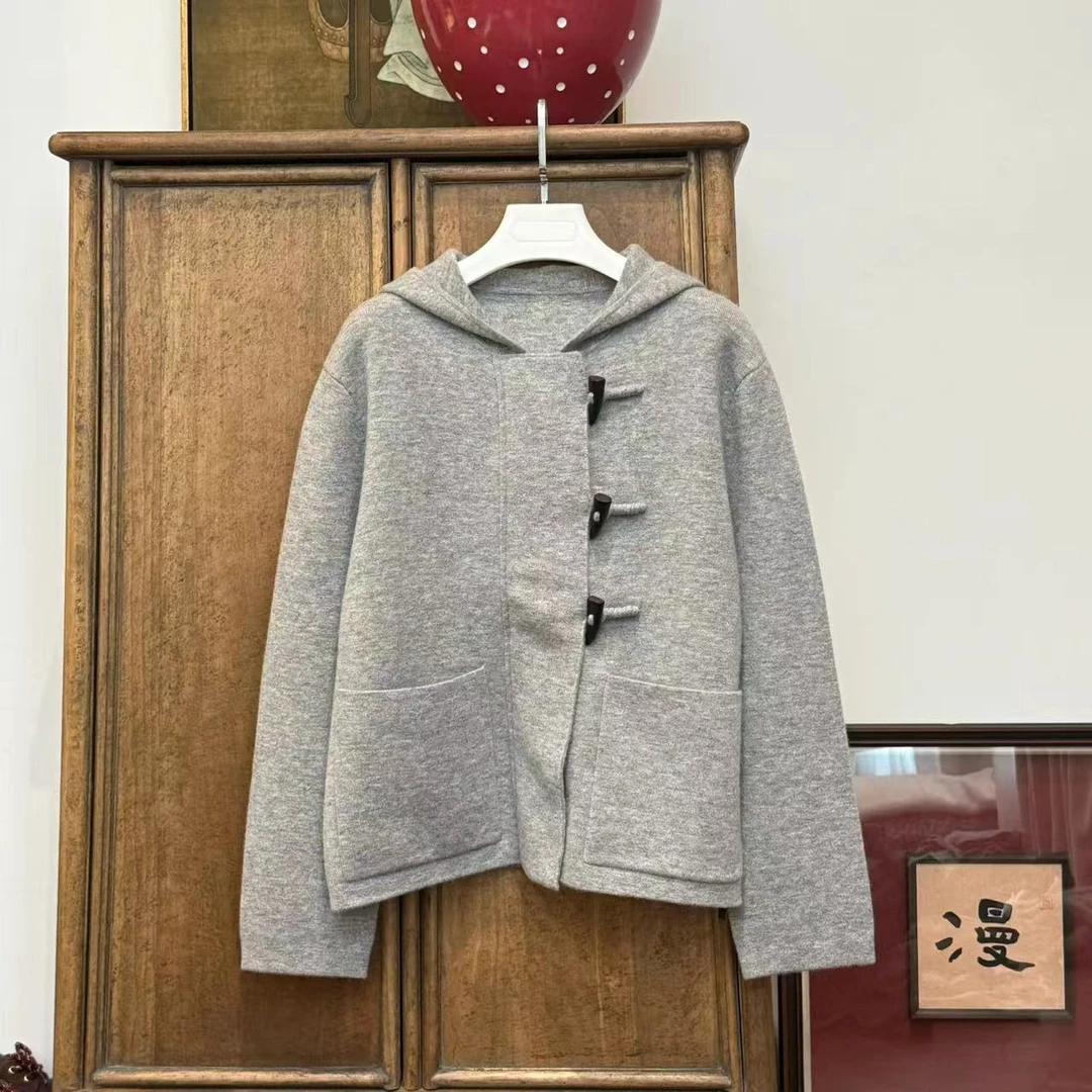 漫颜刘2024年秋季新款羊绒浅灰针织连帽开衫牛角扣百搭针织开衫