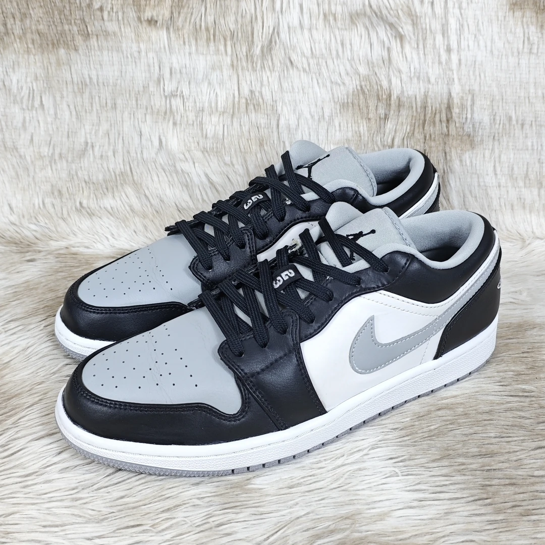 43码 正品 AJ1 影子 小瑕疵见详情 95新 公价：2199#952H4