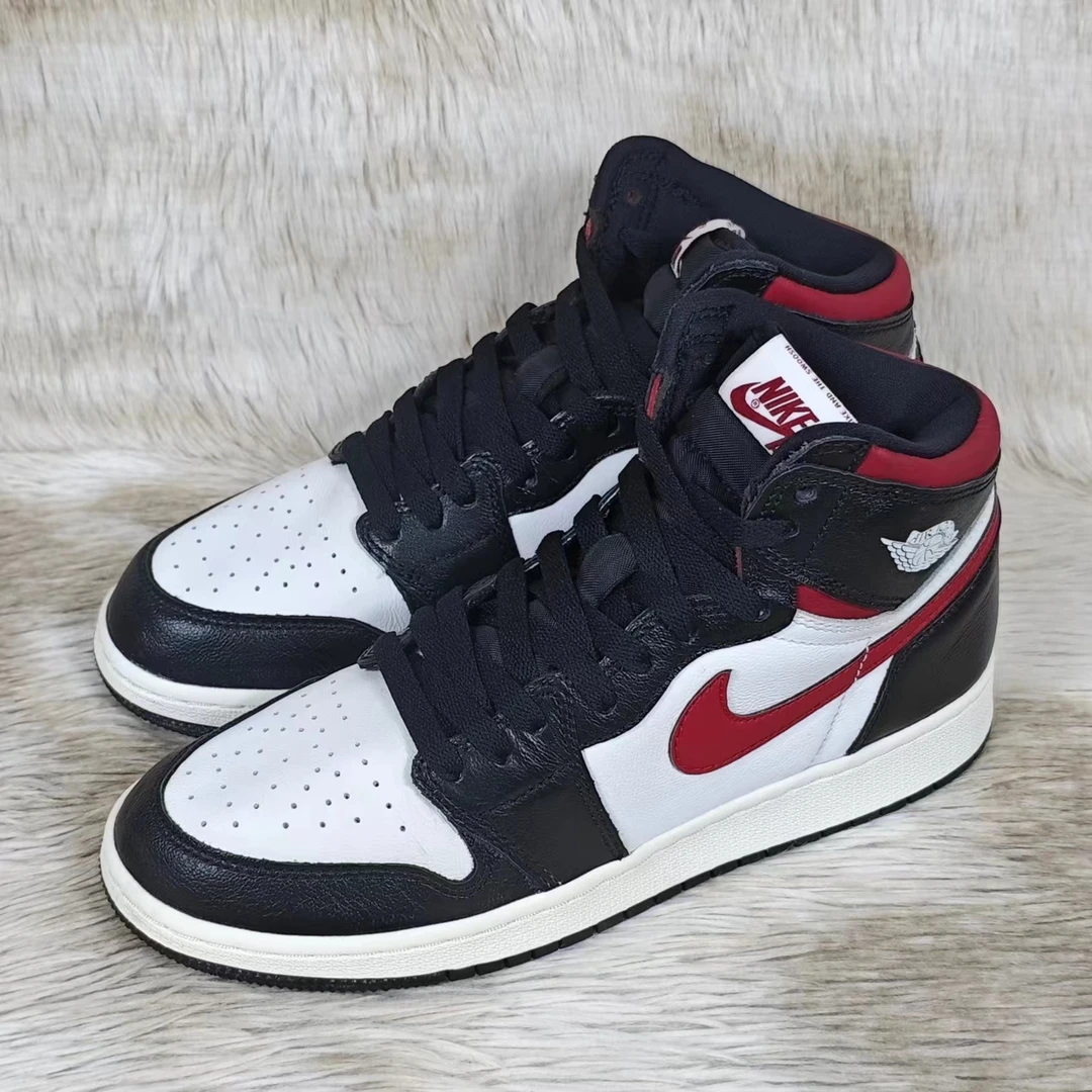 39码 正品 AJ1 黑红中帮 小瑕疵见详情 有原盒 公价：1099#912E5