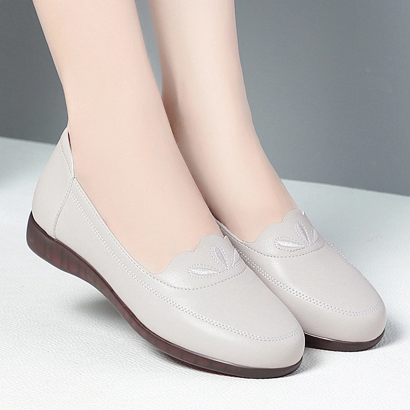 牛筋底真皮软底中老年妈妈鞋中年单鞋平底老人鞋皮鞋大码女鞋春秋