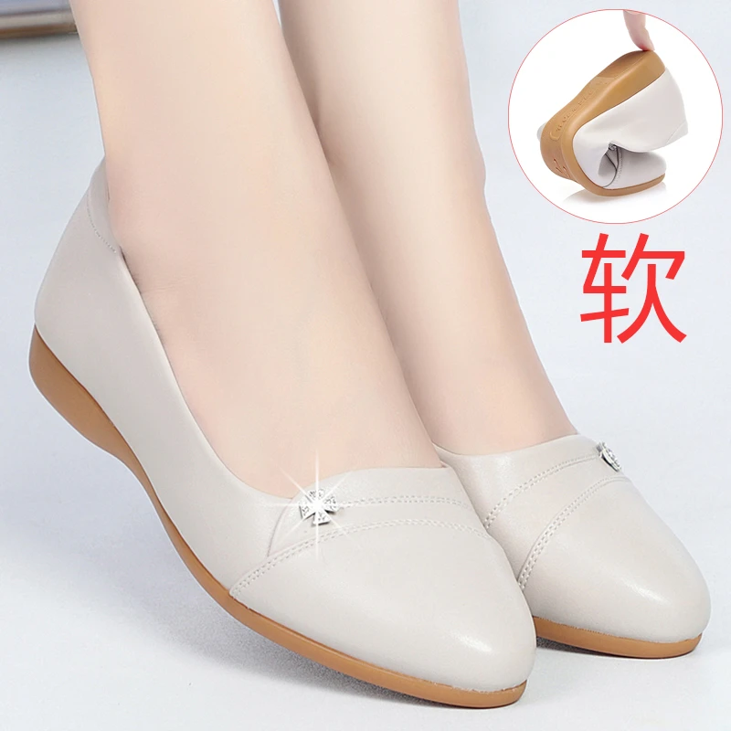 软底舒适中年妈妈鞋皮鞋平底防滑中跟中老年舒适瓢鞋单鞋女鞋春秋